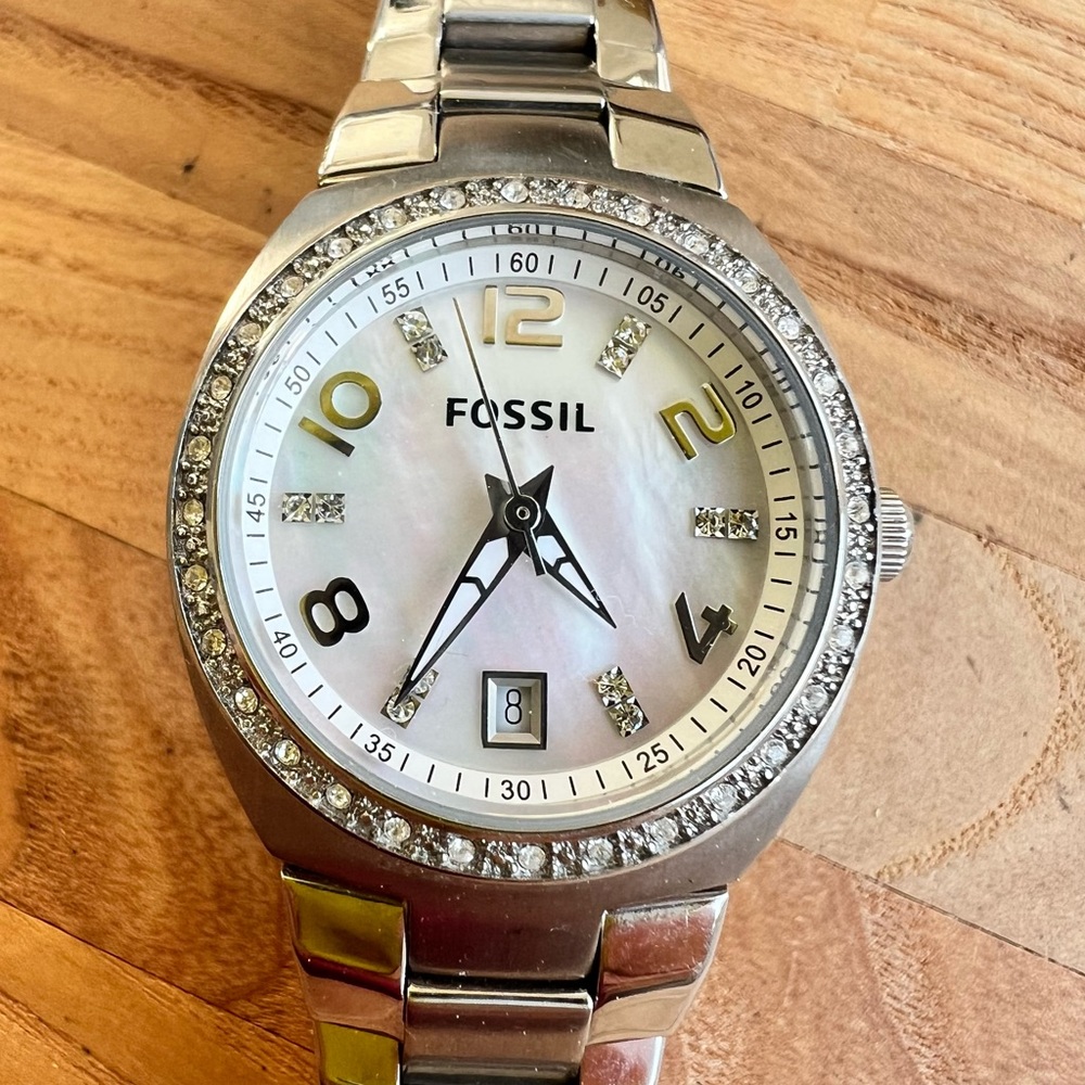 Fossil ladies silver tone mother of pearl dress watch NEW BATTERY